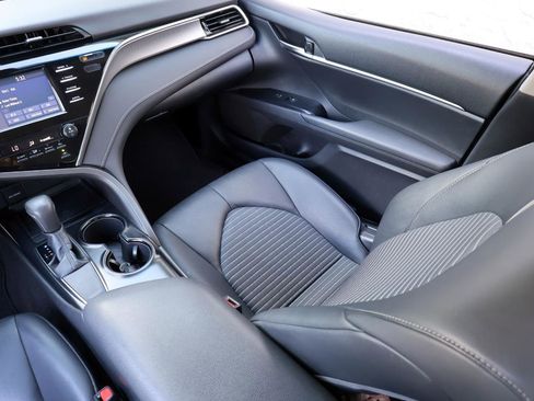 Used 2018 Toyota Camry SE w/ Convenience Package FWD image 18