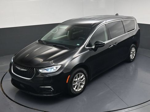 Used 2024 Chrysler Pacifica Touring-L FWD image 16