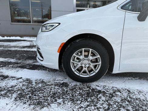 New 2026 Chrysler Pacifica Select image 3