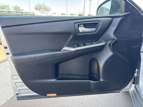Used 2016 Toyota Camry SE image 12