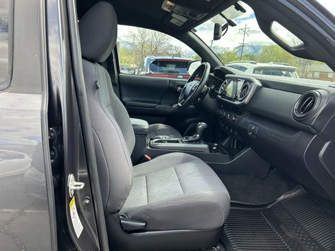 Used 2017 Toyota Tacoma TRD Off-Road w/ Tow Package (A/T) image 11