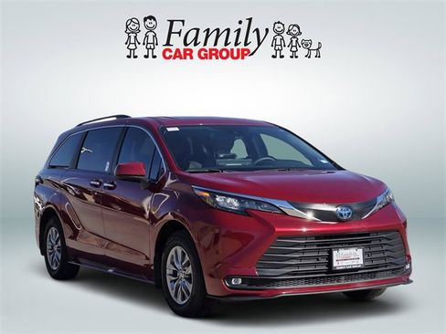 Used 2025 Toyota Sienna XLE w/ XLE Plus Package image 2