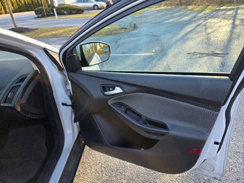Used 2014 Ford Focus SE w/ SE Winter Package image 18