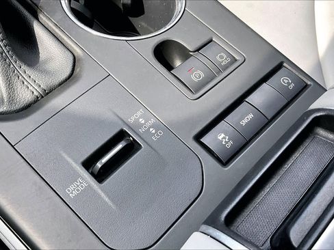 Used 2021 Toyota Highlander XLE FWD image 34