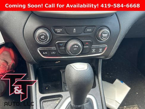 Used 2016 Jeep Cherokee Latitude FWD image 11