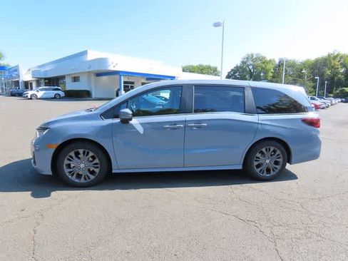 New 2026 Honda Odyssey Touring image 3