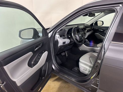 Used 2021 Toyota Highlander XLE AWD/4WD image 2