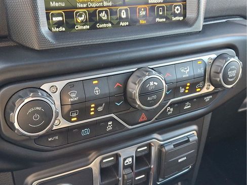 Used 2022 Jeep Wrangler Unlimited Sahara w/ Cold Weather Group image 28