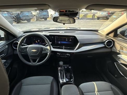 Certified 2025 Chevrolet Trax LT FWD image 21