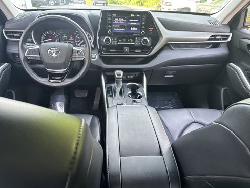 Used 2021 Toyota Highlander XLE FWD image 19