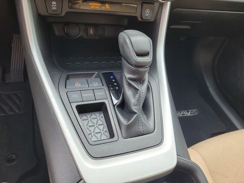 Used 2021 Toyota RAV4 XLE w/ Convenience Package FWD image 20