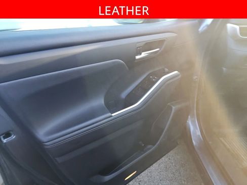 Used 2023 Toyota Highlander XLE AWD/4WD image 5