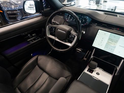 Used 2024 Land Rover Range Rover SE image 11