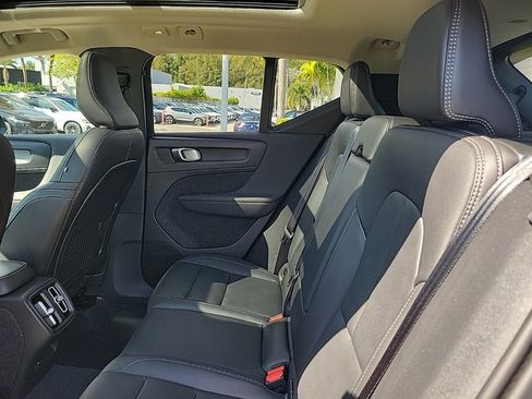 Used 2025 Volvo XC40 B5 Plus image 8