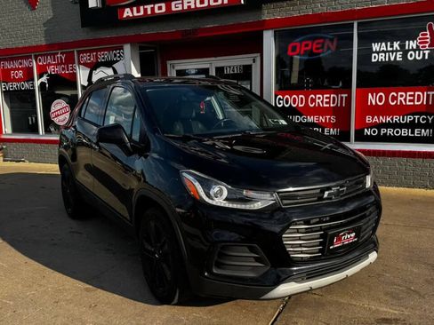 Used 2018 Chevrolet Trax LT w/ Sun & Sound Package AWD/4WD image 2