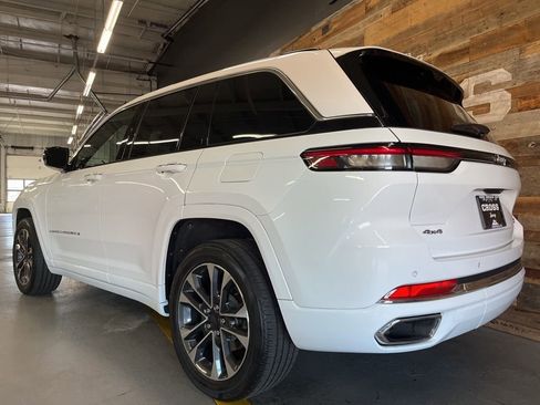 Used 2022 Jeep Grand Cherokee Overland w/ Luxury Tech Group IV AWD/4WD image 20