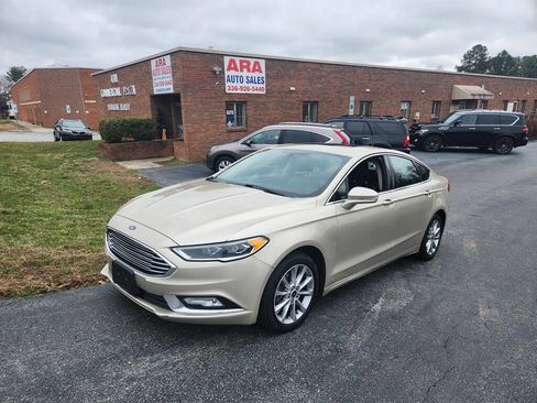 Used 2017 Ford Fusion SE w/ Fusion SE Technology Package FWD image 1