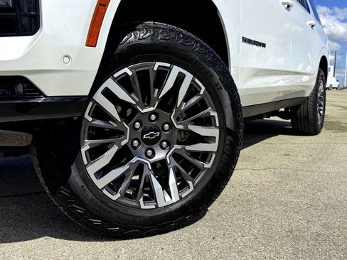 Used 2025 Chevrolet Suburban Z71 image 2