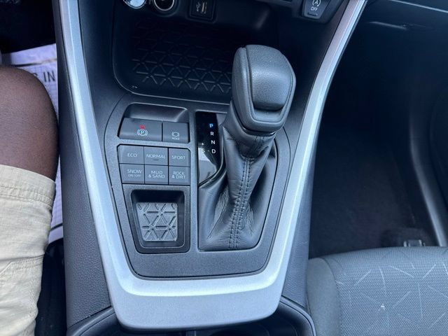 Used 2025 Toyota RAV4 XLE AWD/4WD image 21