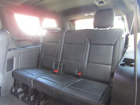 Used 2021 Chevrolet Suburban LT w/ Luxury Package RWD image 10