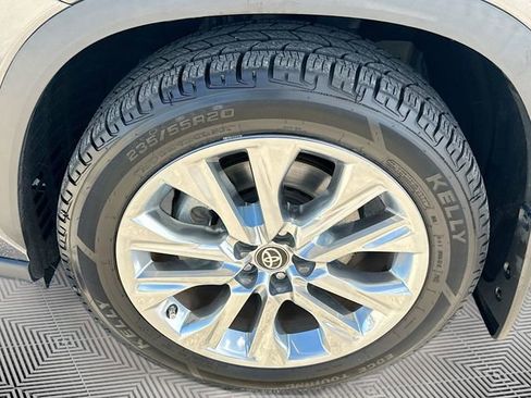 Used 2024 Toyota Highlander Limited image 32