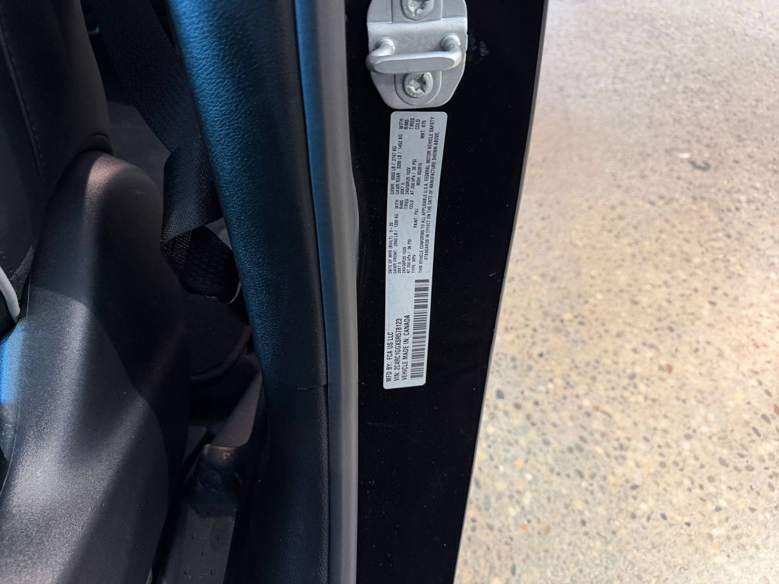 Used 2025 Chrysler Pacifica Limited FWD image 32