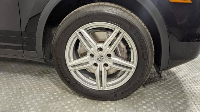 Used 2016 Porsche Cayenne w/ Premium Package AWD/4WD image 34