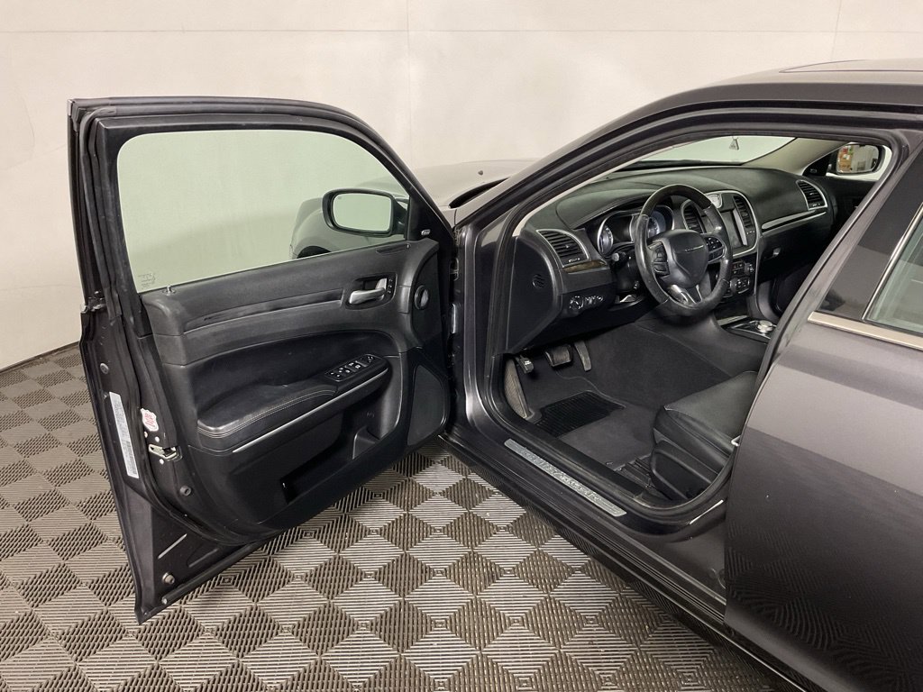 Used 2019 Chrysler 300 Limited AWD/4WD image 19