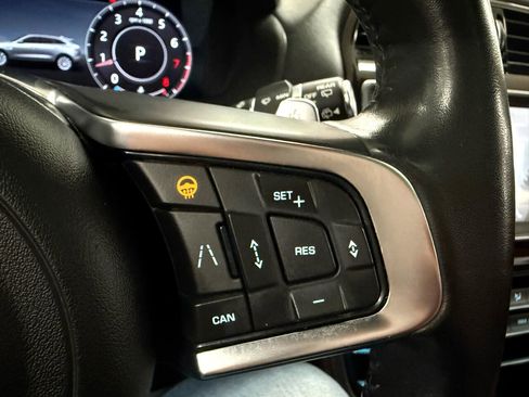 Used 2019 Jaguar F-PACE R-Sport image 14