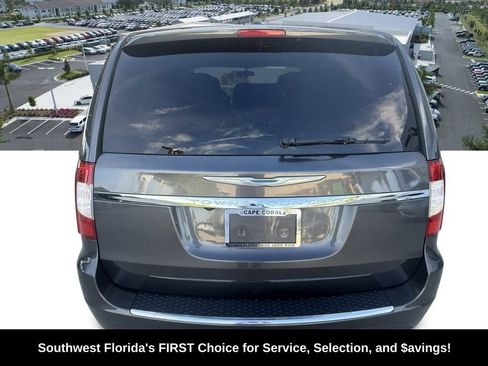Used 2016 Chrysler Town & Country Touring w/ Driver Convenience Group image 7