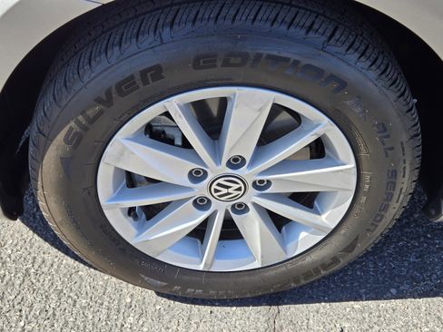 Used 2016 Volkswagen Golf S image 6