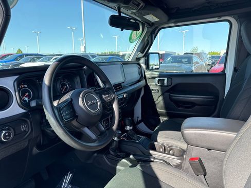 Used 2025 Jeep Gladiator Sport AWD/4WD image 12