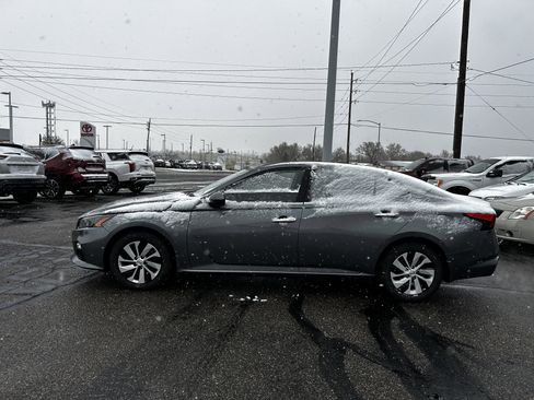 Used 2022 Nissan Altima 2.5 S image 2