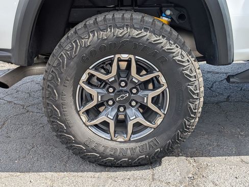 Certified 2026 Chevrolet Colorado ZR2 w/ Technology Package AWD/4WD image 13