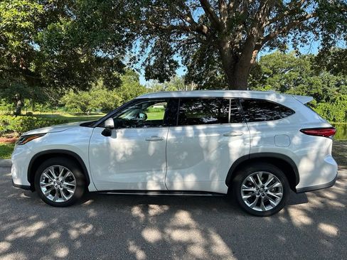 Used 2022 Toyota Highlander Limited FWD image 3