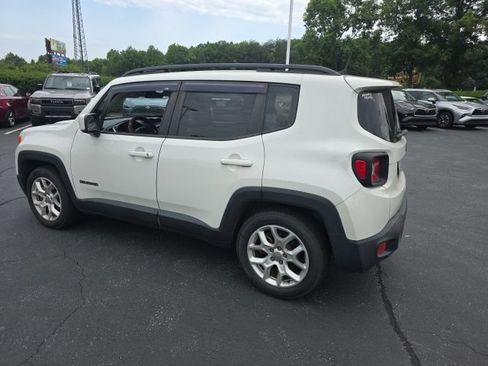Used 2018 Jeep Renegade Latitude FWD image 9