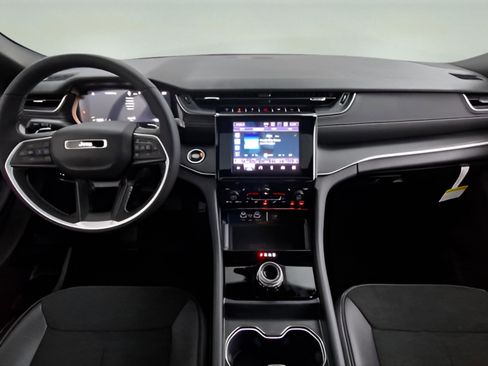 New 2025 Jeep Grand Cherokee L Altitude image 9