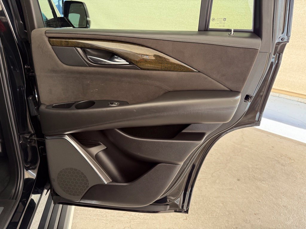 Used 2018 Cadillac Escalade Platinum AWD/4WD image 17