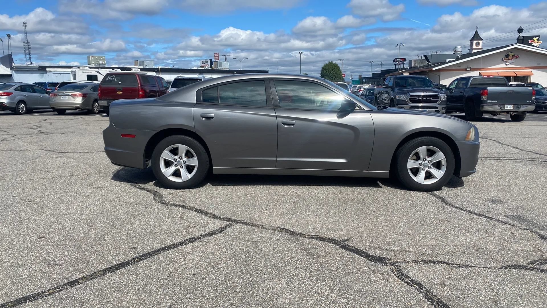 Used 2012 Dodge Charger SE RWD image 4