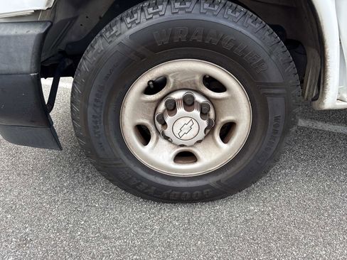 Used 2018 Chevrolet Express 2500 image 19