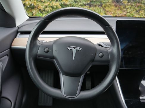 Used 2019 Tesla Model 3 Standard Range image 6