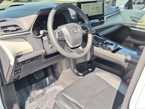 Certified 2025 Toyota Sienna Platinum AWD/4WD image 4