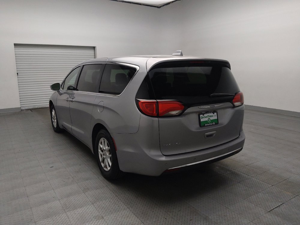 Used 2020 Chrysler Pacifica Touring FWD image 5