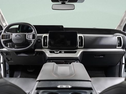 Used 2025 Ford Expedition Active image 10