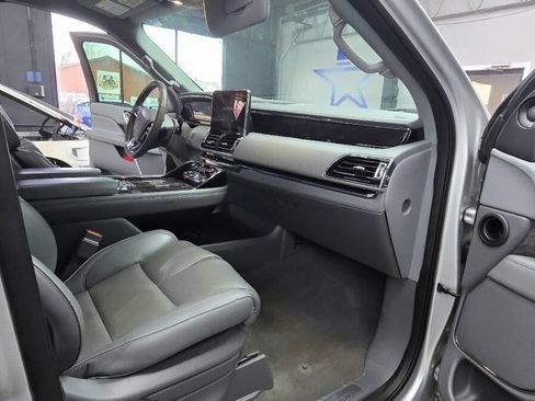 Used 2019 Lincoln Navigator Select image 7