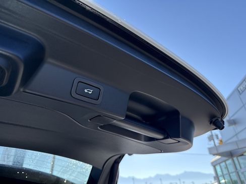 Used 2018 Jaguar F-PACE Premium image 17