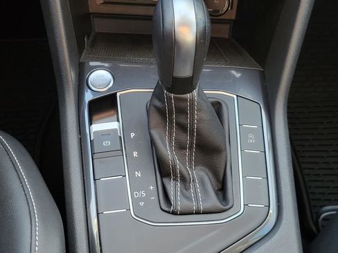 Used 2021 Volkswagen Tiguan SE w/ Panoramic Sunroof Package image 29