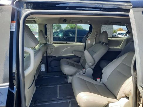 Used 2020 Toyota Sienna XLE AWD/4WD image 7