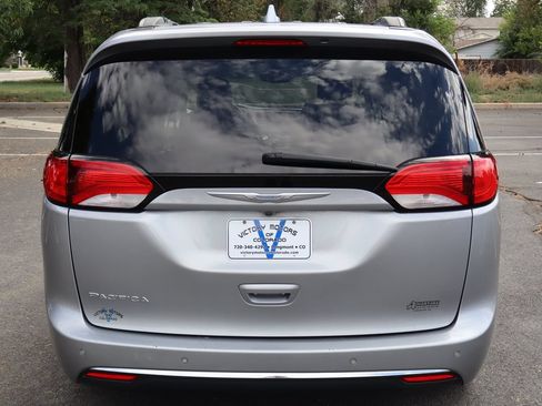 Used 2017 Chrysler Pacifica Touring-L w/ Tire & Wheel Group FWD image 6