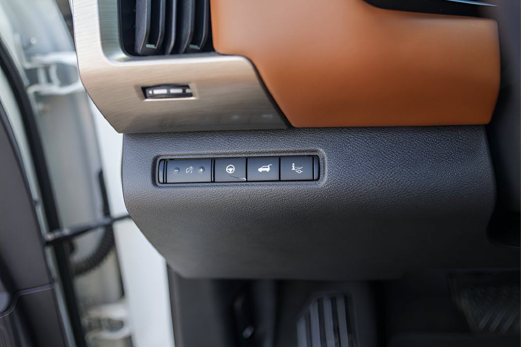 Used 2022 Nissan Pathfinder Platinum w/ Lighting Package (N93) FWD image 15